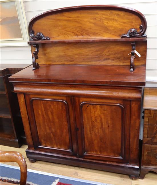 A Victorian mahogany chiffonier with shelved superstructure W.120cm